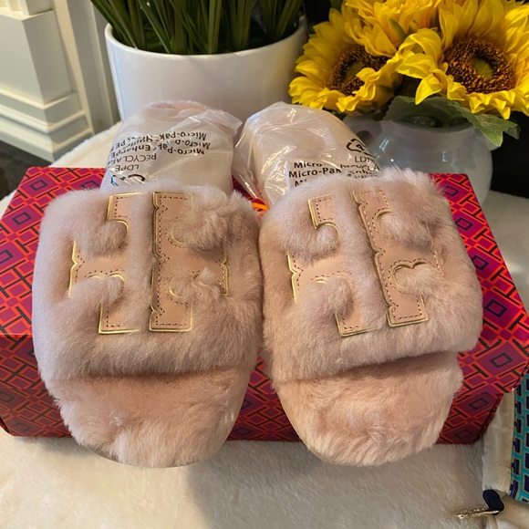 🔥 SALE 🔥 TORY BURCH Woman’s Double-T Fluffy Slippers - Picture 5 of 9